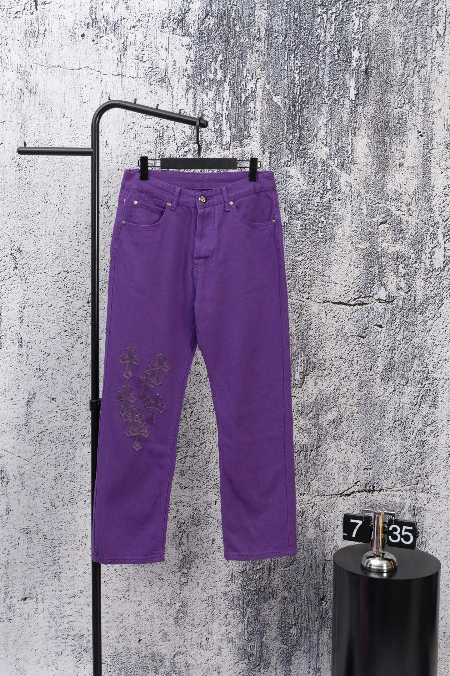 P240 CH Chromehearts Dopamine Purple Cross-Patch Leather Purple Jeans. Cabinet price is 34W level. Patched cross pattern embellishment, washed jeans! ! An absolutely high-end luxury product, a 1.9W-level god-level single product, a super popular product, made by top heavy industry, a magic weapon that cannot be missed! [About Zangyin] This is an extremely luxurious fashion brand that can also be called the aristocracy of the high street. It has always been an exclusive brand for some hipsters or rich second generations. Compared with ordinary high streets, it is more luxurious and noble. Compared with luxury brands, it is more fashionable and individual. It has always been a brand that I have a special liking for. [Top heavy industry fashion design] Consistently high-street luxury style. Speaking of this style, the Zangyin family and GU family are definitely the leading representative brands. Especially the Zangyin family has really achieved a state-of-the-art effect in creating high-street style. The unique washed material is used to create this style. The color system is already quite eye-catching. After it is decorated with patchwork cross flowers, it cleverly highlights the charm of the brand. Secondly, this style uses classic The high-waist cutting design highlights the long legs and fashionable temperament of the upper body. The brand is highly recognizable and the slim fit configuration is more suitable for daily wear. It is a product that interprets personality, fashion, and specifications at a glance. This single product is enough to make any fan excited. It can be a white T-shirt for a youthful college style, or a tight suspender for a royal style. It has strong matching ability and can be easily controlled by men.  [Materials and craftsmanship] Needless to say, this point goes without saying. As an excellent craftsman brand, Zangyin’s requirements for details and craftsmanship are really perfect. The washed color of this model has gone through so many processes, not to mention the embellishment of denim appliques. It is also purely hand-made and sewn. Just like what they believe in, only hand-made things have soul and have the meaning of wear. A top-notch heavy-duty fashionable denim item, I look forward to your perfect interpretation! !  Color: Purple Size: 28-34
